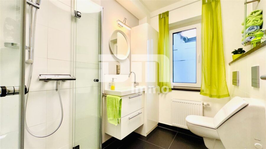 Sanierter Zweigenerationen-Traum mit Pooloase und autarker Zukunftsvorsorge - WE1 EG Badezimmer / Dusche / Urinal
